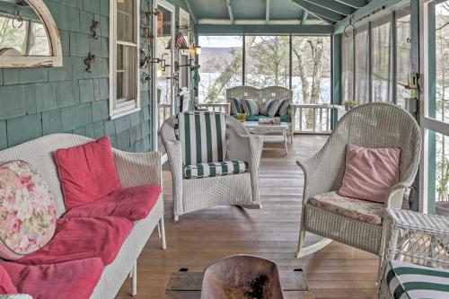 Dainty New Preston Cottage with Dock and Lake Views!