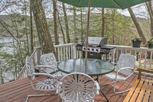 Dainty New Preston Cottage with Dock and Lake Views!