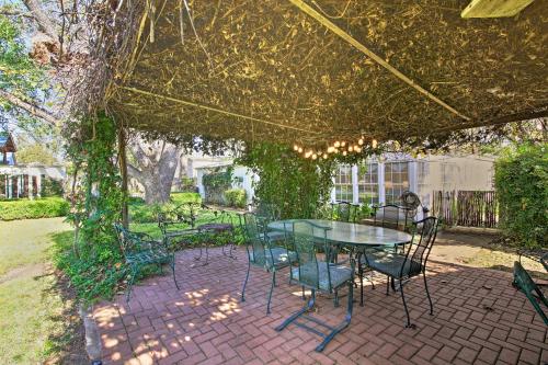 Historic Grape Arbor House Less Than 2 Blocks to Main St in Fredericksburg, USA