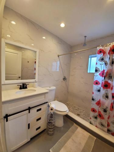 Lakefront Vacation Home - Sleeps 8 thumb 2