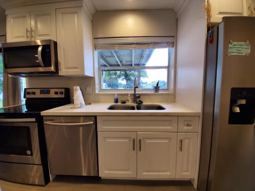 Lakefront Vacation Home - Sleeps 8 thumb 4