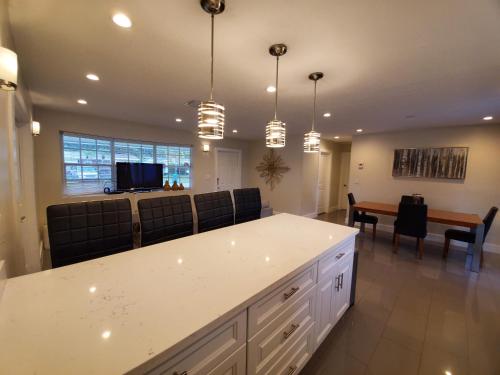 Lakefront Vacation Home - Sleeps 8