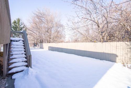Heart of Ogden 25 minutes to Snowbasin Ski Resort Duplex - image 2