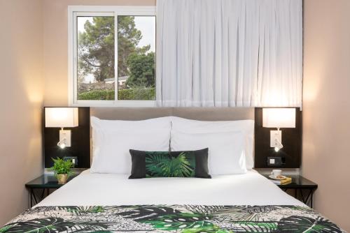 1 queen bed, 1 sofa bed