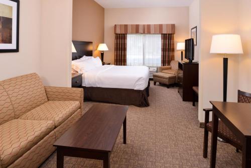 Holiday Inn Express & Suites Fairmont an IHG Hotel