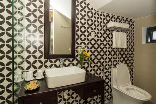 Queen Room with Pool View image 10