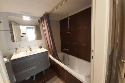 Luxury beachfront 3 bedroom apartment in Kavouri beach Athens - image 4