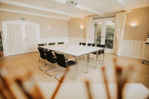 Seehotel Topferhaus Seehotel Töpferhaus is conveniently located in the popular Alt Duvenstedt area. The property features a wide range of facilities to make your stay a pleasant experience. Service-minded staff will wel