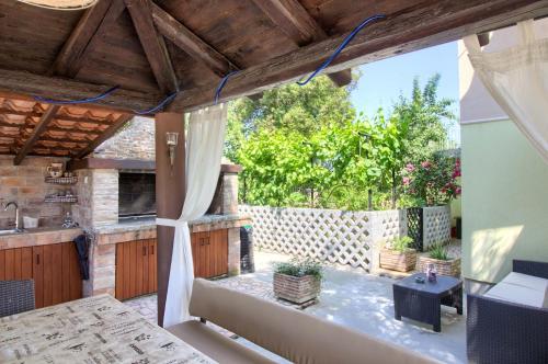 Charming villa Nera with pool and hydromassage near the beach in 利斯也