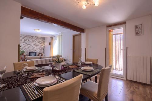 Charming villa Nera with pool and hydromassage near the beach in 利斯也