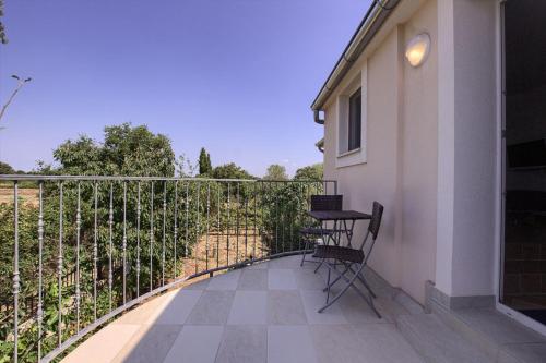 Charming villa Nera with pool and hydromassage near the beach in 利斯也