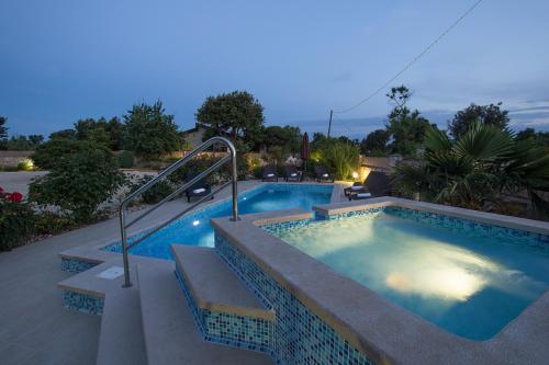 Charming villa Nera with pool and hydromassage near the beach