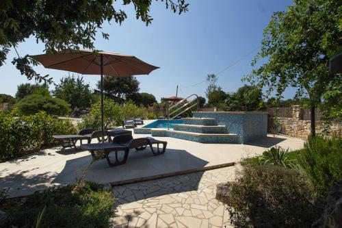 Charming villa Nera with pool and hydromassage near the beach