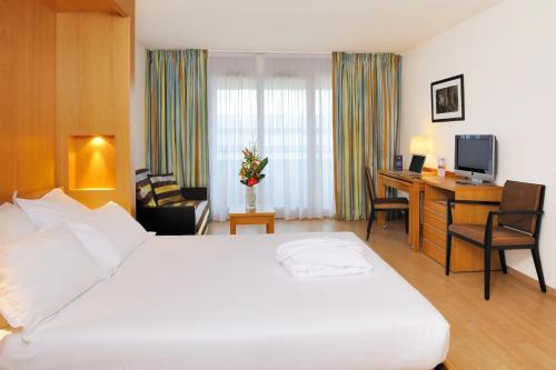 1 queen bed, 2 sofa beds