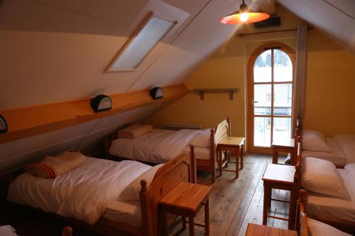 6 twin beds