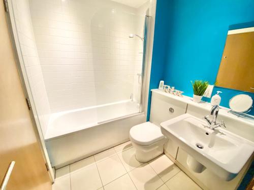 Spacious 5 bed townhouse Manchester, Salford Qauys - Two Bedroom with Parking, Манчестер (фото 6)