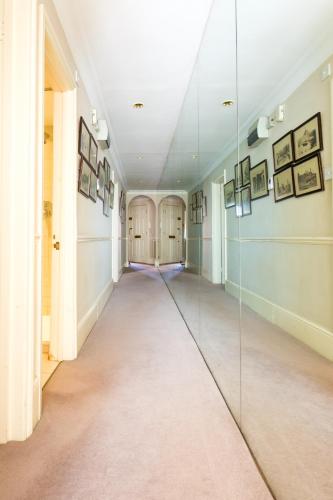 Amazing 5 Bed Flat in the Heart of Chelsea for up to 6 people
