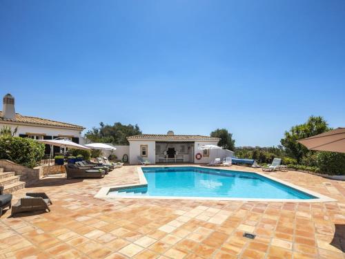 8 bedroom Villa close to Alvor with tennis court table tennis heated private pool air conditionin gîte à louer Figueira
