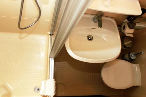 Single Room image 8
