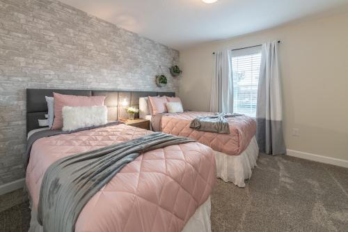 Spectacular 4-bedrooms home by Disney - image 2