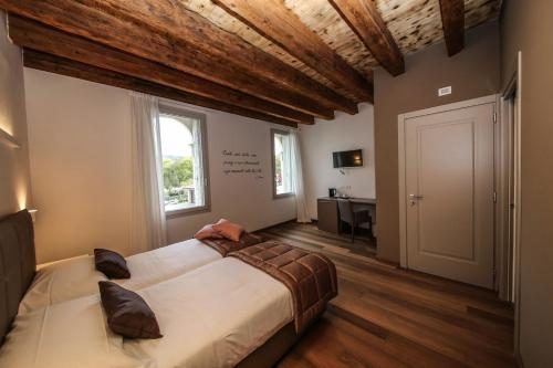 2 twin beds
