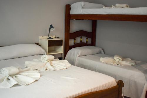 1 double bed, 2 twin beds