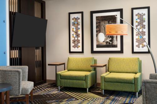 Holiday Inn Express & Suites - Beaver Dam