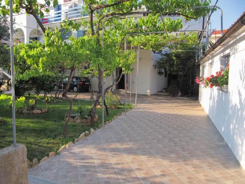 Apartments by the sea Sucuraj Hvar - 6852 - image 14