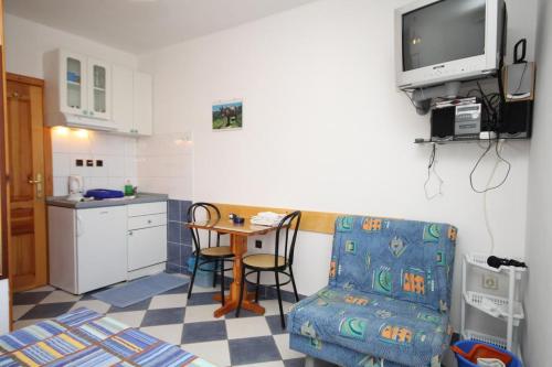 Apartments by the sea Sucuraj Hvar - 6852 - image 12