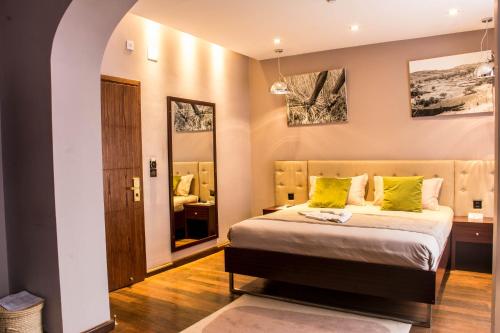 Double Room image 6