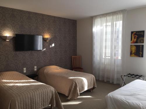1 double bed, 2 twin beds
