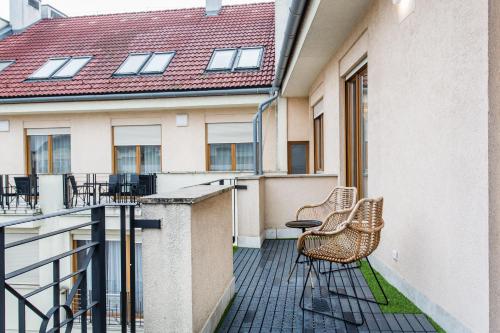 K52 luxury 4BDRM 4BTHRM apartment - Tap to explore photos