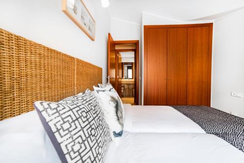 2 twin beds, 1 sofa bed
