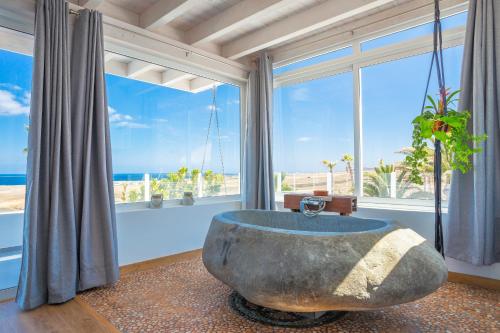 Pandangan, Villa Palacio and Yurt - 2 Pools - Hot Tub - Fantastic Sea Views in Tabayesco