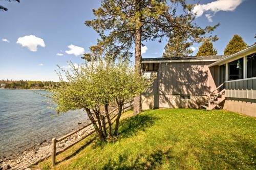 Bayfront Hancock Cottage with Beautiful Walking Beach - image 10