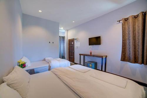 1 king bed, 1 twin bed