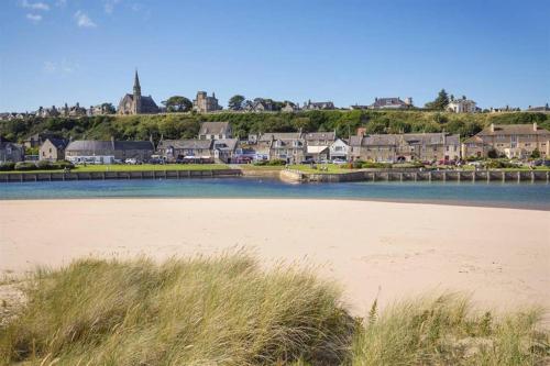 Skerry View - Overlooking the Moray Firth - close to Beaches, Harbour, Shops and Restaurants