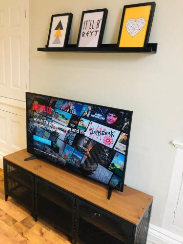 MODERN LUSH SHEFFIELD APARTMENT, SHEFFIELD UNI, NETFLIX, Nearby Paid Parking