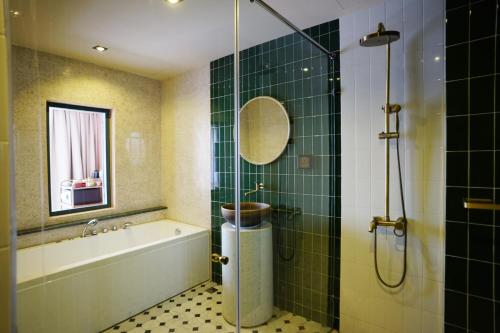 room detail thumbnail 2