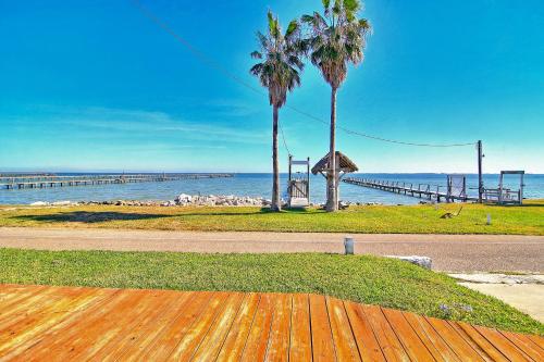 Historical Waterfront Cottage! Private 20 foot pier! Amazing water views - image 2