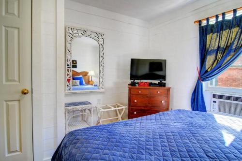 Historical Waterfront Cottage! Private 20 foot pier! Amazing water views - image 4