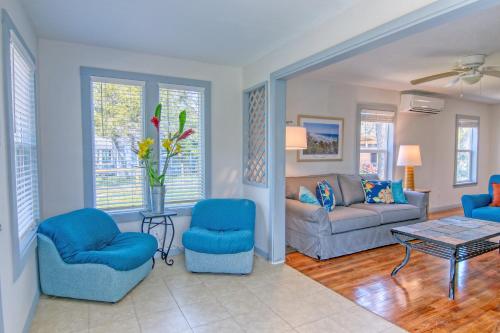 Private Lighted Pier! Cottage nestled in the oak trees right on Copano Bay! - image 3