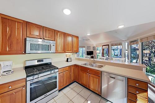New Listing! Stunning Sea Pines Treetop Oasis condo - image 8