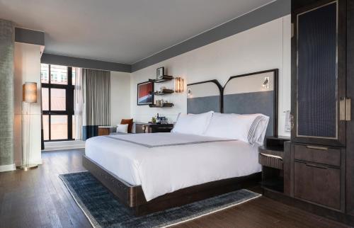 Thompson Washington D.C., by Hyatt Room Type - Corner King Room