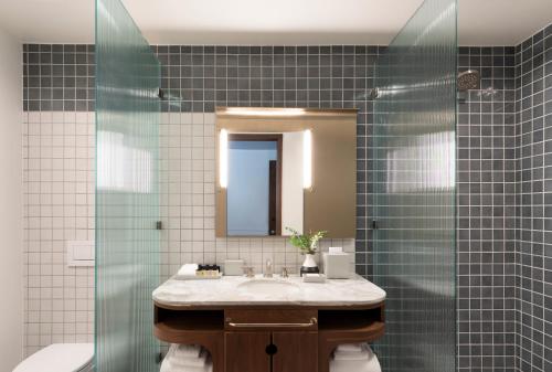 Thompson Washington D.C., by Hyatt Room Type - Deluxe King Room
