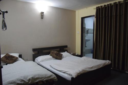 1 double bed, 1 twin bed