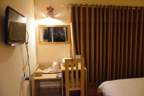1 double bed, 2 twin beds