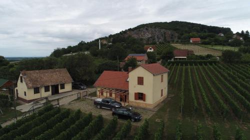 . Sárgaház
