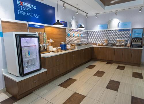 อาหารและเครื่องดื่ม, Holiday Inn Express Hotel & Suites Athens Alabama by IHG in เอเธนส์ (AL)