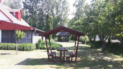 Dārzs, Tiszai Vándor Apartmanház (Tiszai Vandor Apartmanhaz) in Kiskore